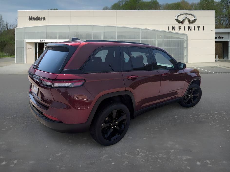 Used 2023 Jeep Grand Cherokee Altitude RWD image 4