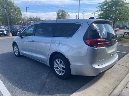 Used 2023 Chrysler Pacifica Touring-L image 2