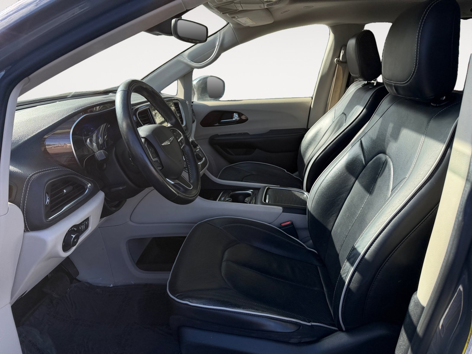 Used 2022 Chrysler Pacifica Limited FWD image 9