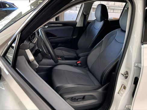 Used 2025 Volkswagen Tiguan SE image 27