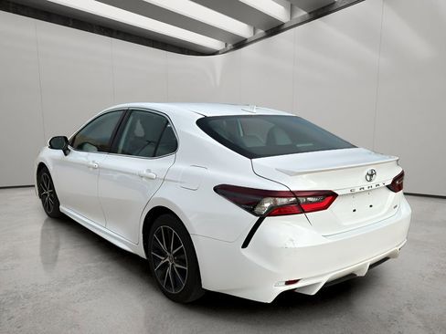 Used 2022 Toyota Camry SE image 2