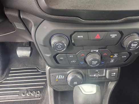 Used 2018 Jeep Renegade Latitude w/ Popular Equipment Group AWD/4WD image 17