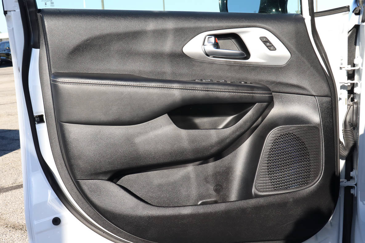 Used 2025 Chrysler Pacifica Limited FWD image 13