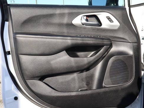 Used 2025 Chrysler Pacifica Limited FWD image 13