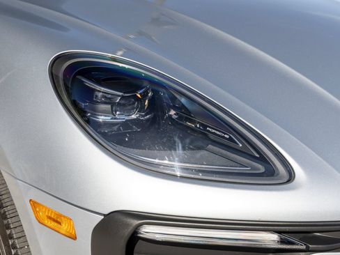 Certified 2026 Porsche Macan AWD/4WD image 15