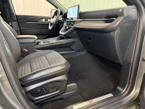Used 2025 Ford Explorer ST-Line w/ ST-Line Street Pack AWD/4WD image 27