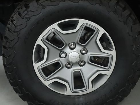 Used 2017 Jeep Wrangler Rubicon w/ Connectivity Group AWD/4WD image 30