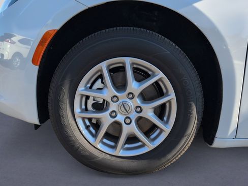 Used 2025 Chrysler Voyager LX image 26