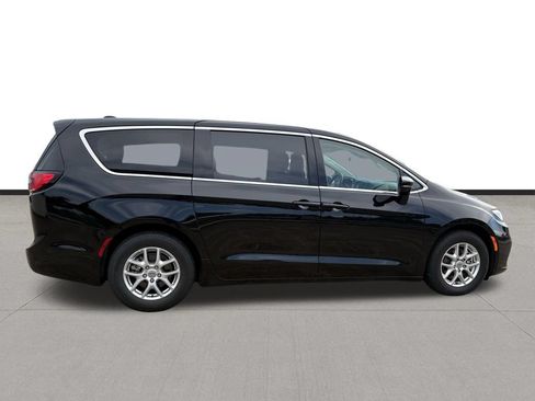 Used 2024 Chrysler Pacifica Touring-L FWD image 6