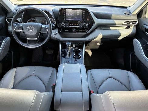 Used 2022 Toyota Highlander XLE FWD image 14