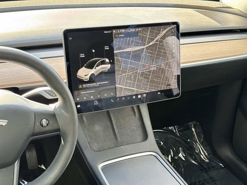 Used 2021 Tesla Model Y Long Range image 11