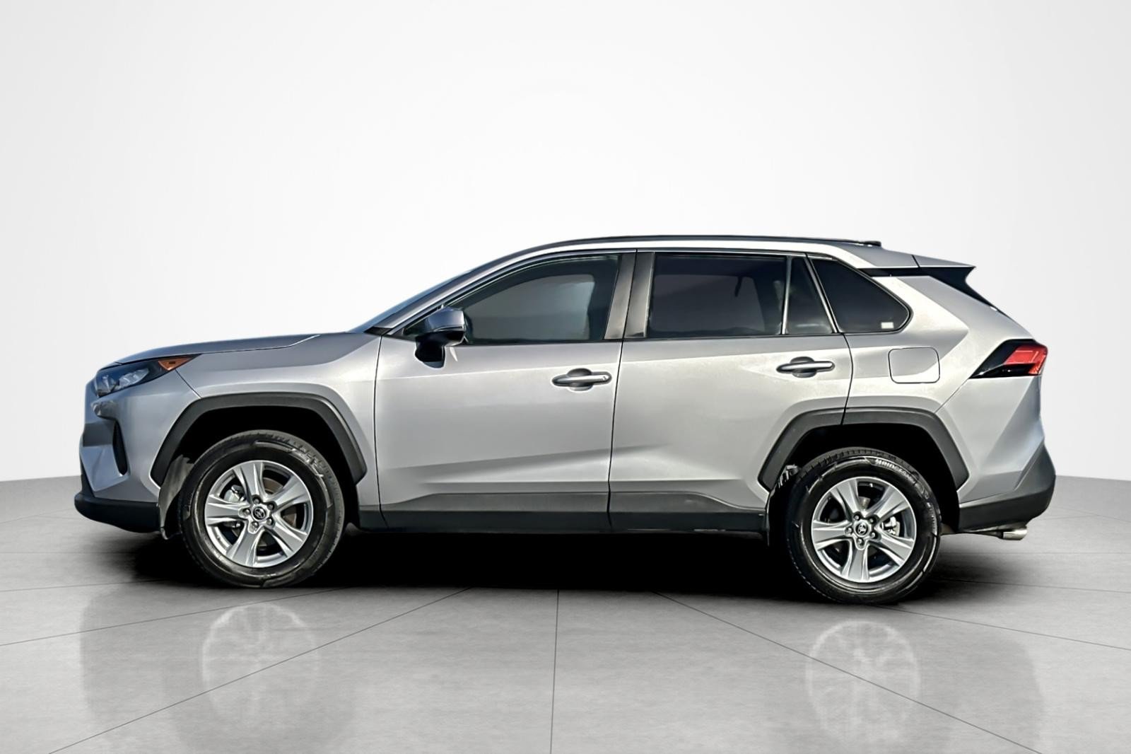 Used 2022 Toyota RAV4 LE AWD/4WD image 2