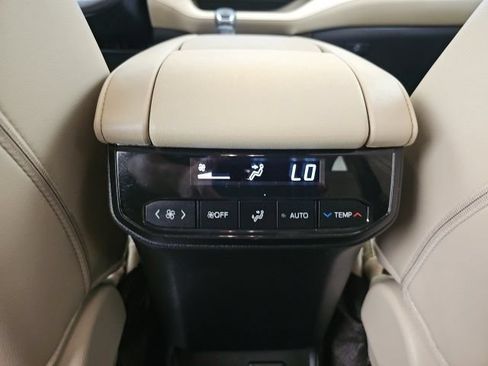Used 2024 Toyota Highlander Limited AWD/4WD image 32