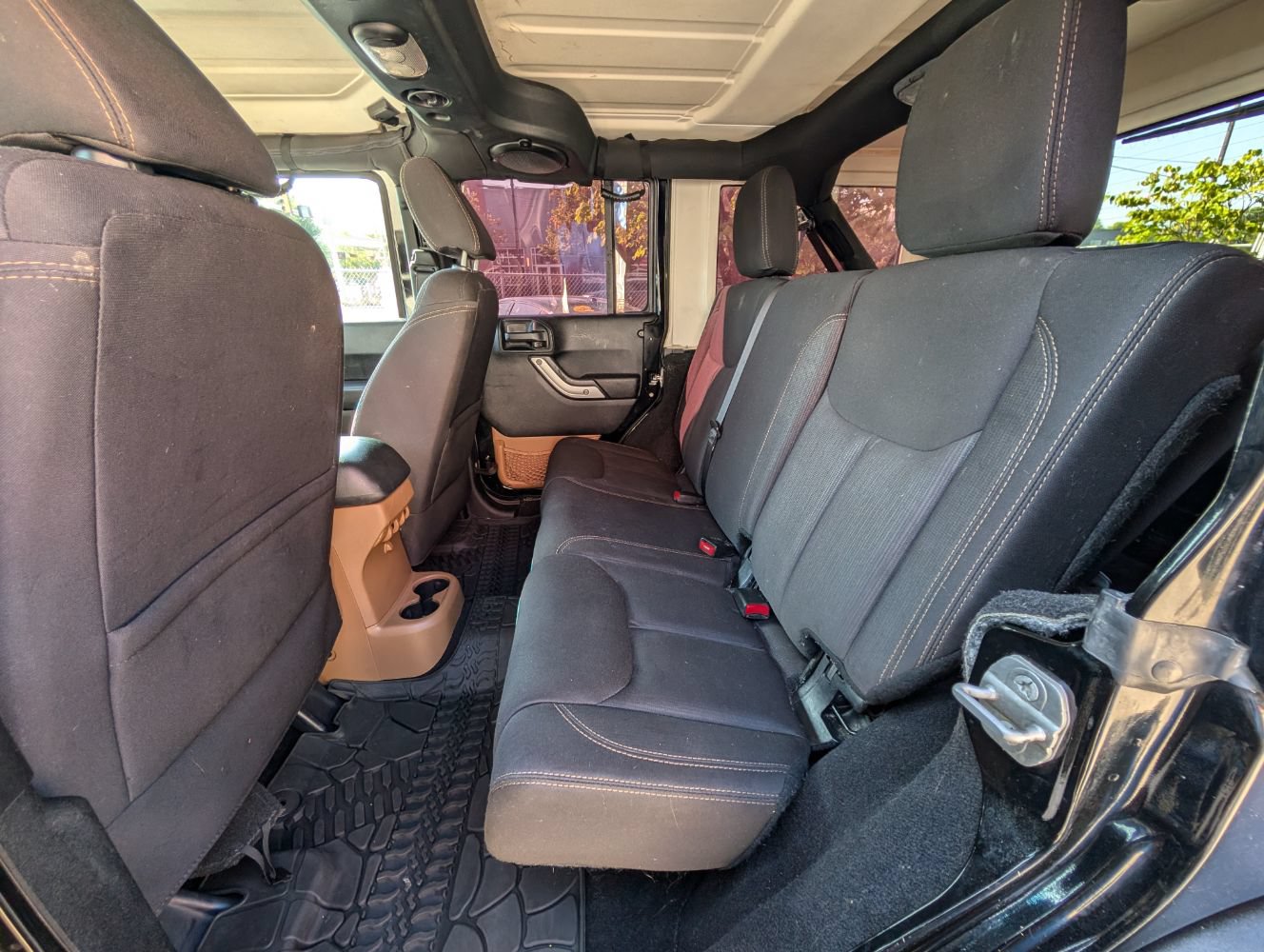 Used 2014 Jeep Wrangler Unlimited Rubicon w/ Connectivity Group AWD/4WD image 16
