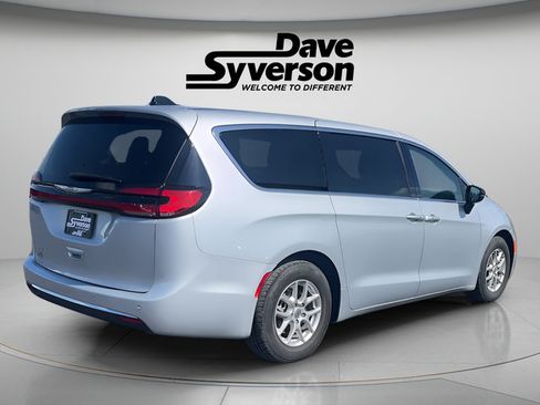 Used 2024 Chrysler Pacifica Touring-L FWD image 5