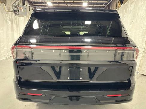 Used 2025 Lincoln Navigator Reserve image 6