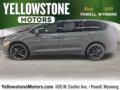 Used 2022 Chrysler Pacifica Limited w/ Uconnect Theater Family Group