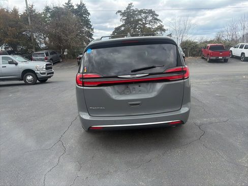 Used 2022 Chrysler Pacifica Touring-L image 6