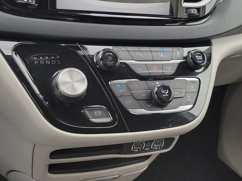 Used 2023 Chrysler Pacifica Touring-L FWD image 18