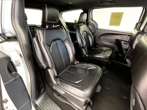 Used 2024 Chrysler Pacifica Limited FWD image 18