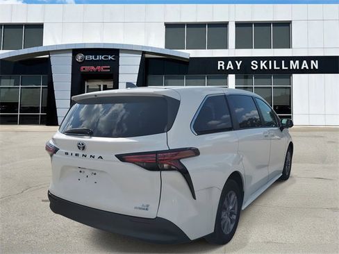Used 2022 Toyota Sienna LE image 4