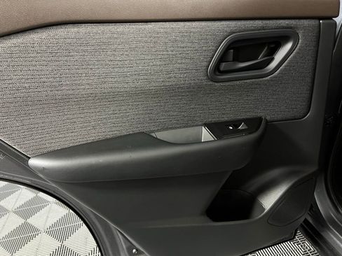 Used 2023 Nissan Rogue S image 25