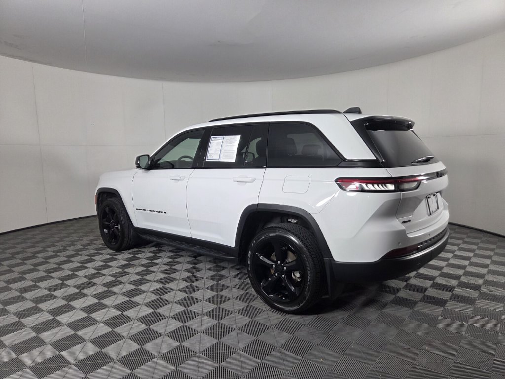 Used 2025 Jeep Grand Cherokee Altitude AWD/4WD image 7