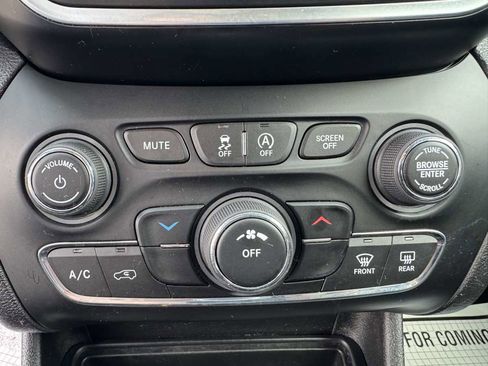 Used 2019 Jeep Cherokee Latitude Plus w/ Cold Weather Group image 18