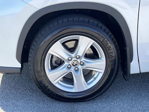 Used 2023 Toyota Highlander LE image 11