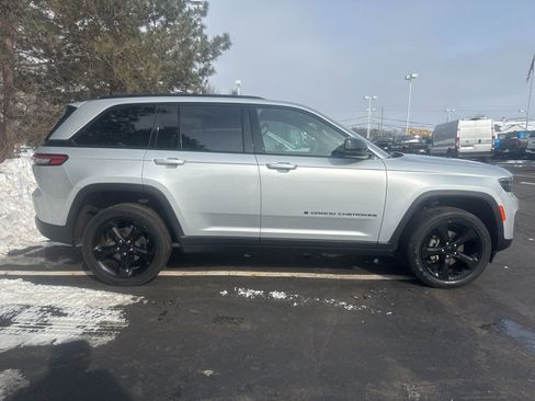 Used 2024 Jeep Grand Cherokee Altitude image 2