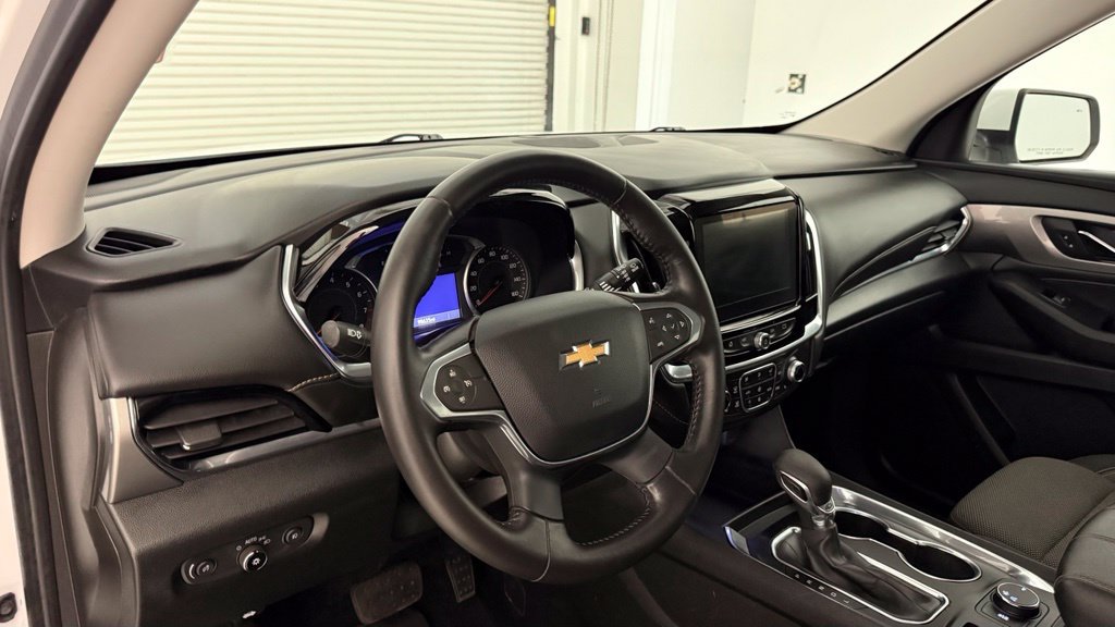 Used 2021 Chevrolet Traverse LT FWD image 2