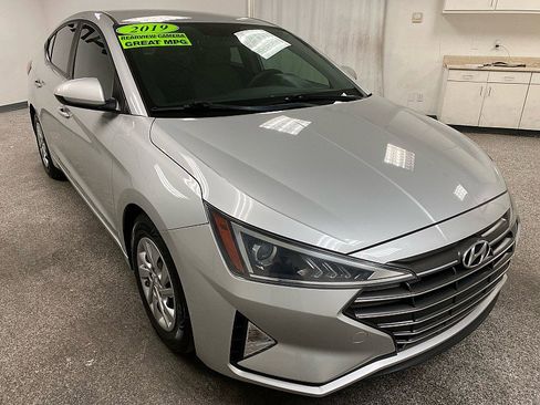 Used 2019 Hyundai Elantra SE image 3