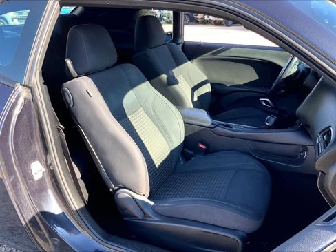Used 2019 Dodge Challenger SXT image 8