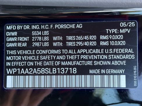 Certified 2025 Porsche Macan image 37