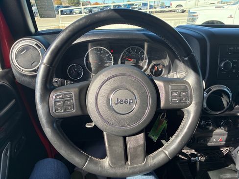 Used 2018 Jeep Wrangler Unlimited Rubicon w/ Connectivity Group image 21