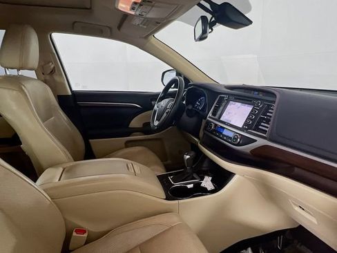 Used 2015 Toyota Highlander Limited w/ Driver Technology Package FWD image 9