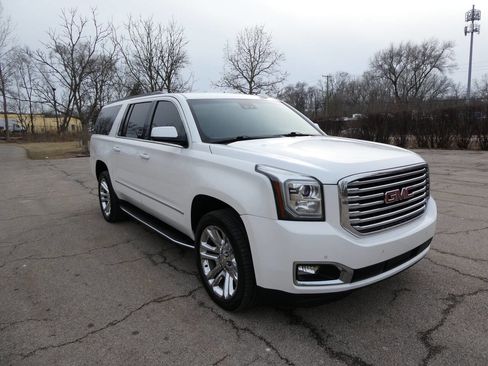 Used 2019 GMC Yukon XL SLT w/ Premium Edition AWD/4WD image 3