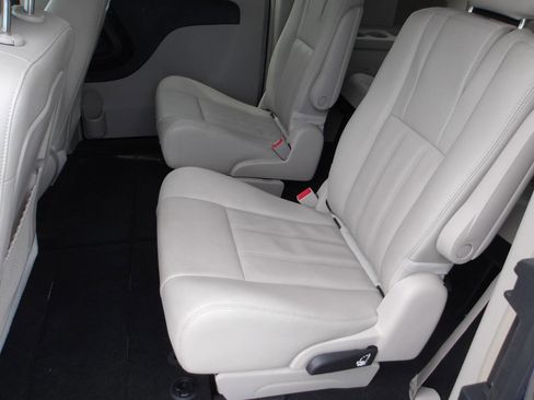 Used 2016 Chrysler Town & Country LX image 9