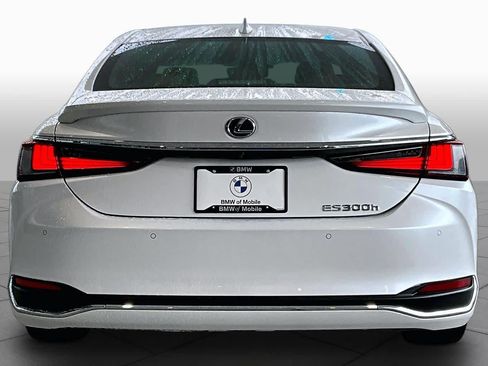 Used 2020 Lexus ES 300h Ultra Luxury w/ Accessory Package FWD image 4