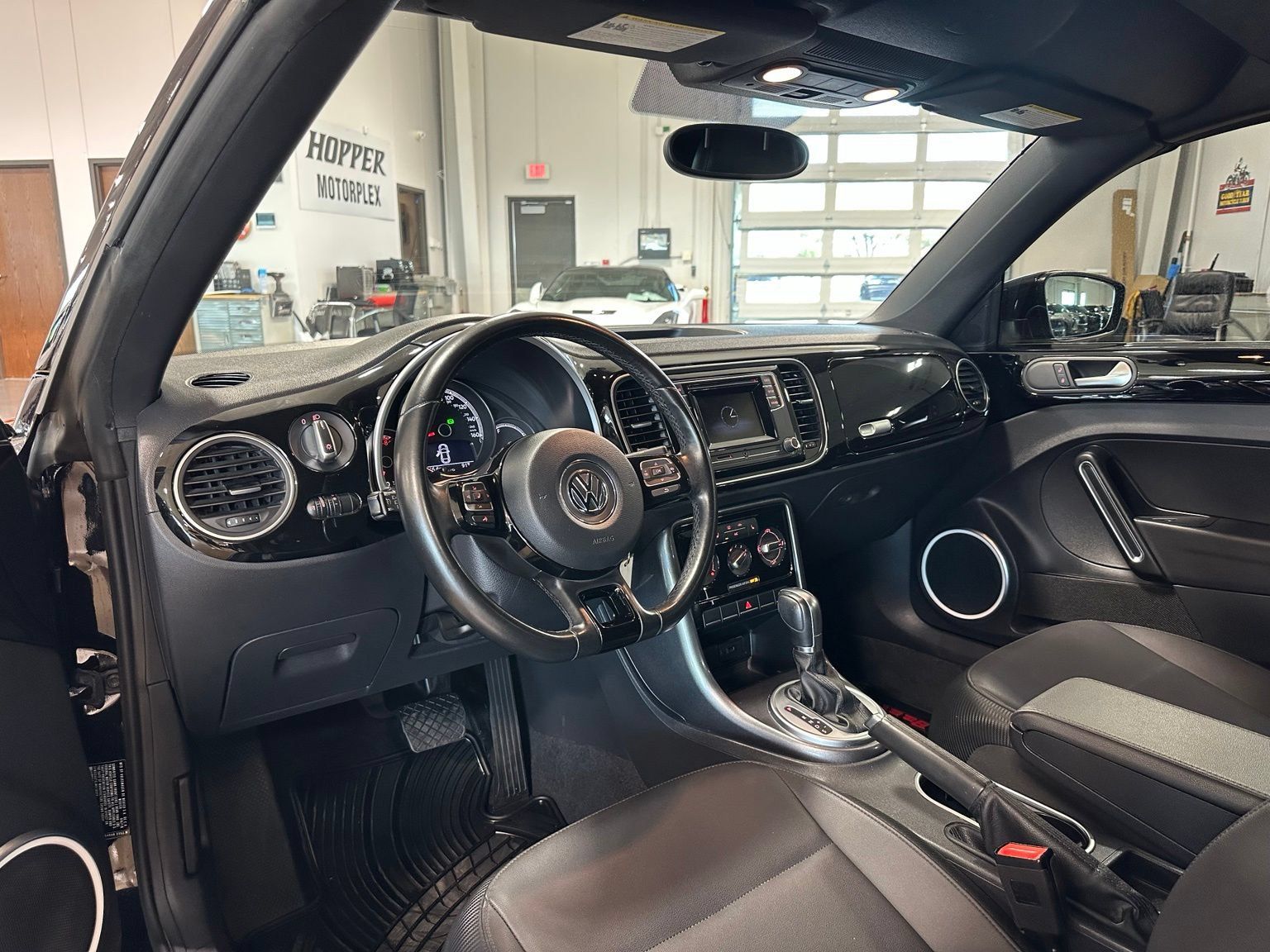 Used 2018 Volkswagen Beetle 2.0T SE FWD image 16