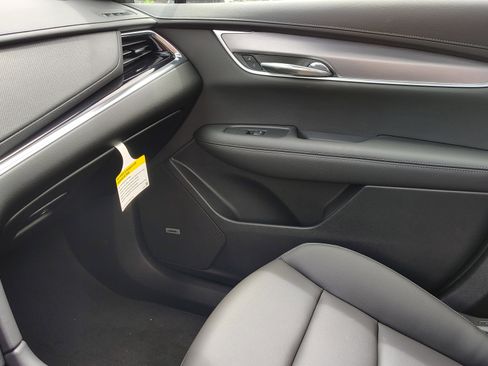 New 2025 Cadillac XT6 Luxury image 31