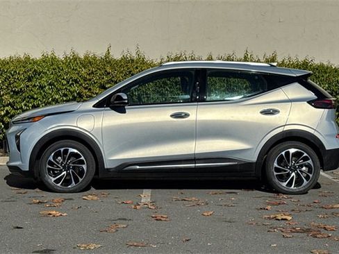 Used 2022 Chevrolet Bolt EUV Premier w/ Sun & Sound Package image 7