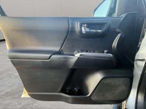 Used 2016 Toyota Tacoma TRD Off-Road image 23