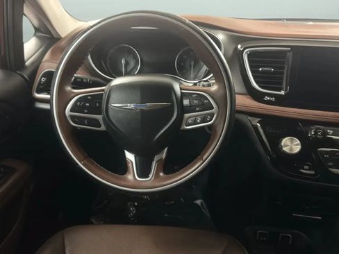 Used 2017 Chrysler Pacifica Limited FWD image 9