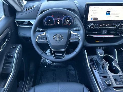 Certified 2026 Toyota Highlander Platinum image 19