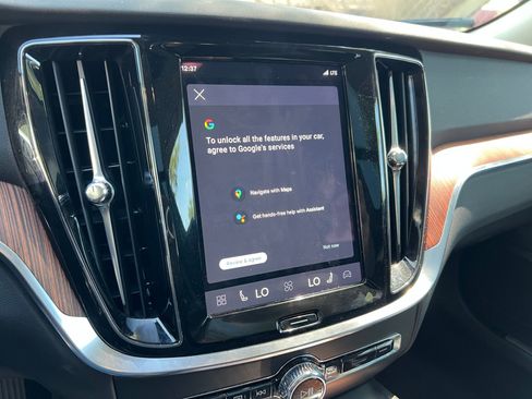 Used 2025 Volvo V60 B5 Cross Country Plus image 12