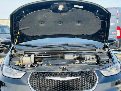 Used 2024 Chrysler Pacifica Touring-L image 34