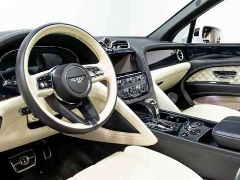 Used 2021 Bentley Bentayga V8 First Edition w/ First Edition Specification image 9