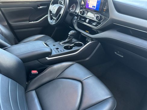 Used 2024 Toyota Highlander XLE image 16
