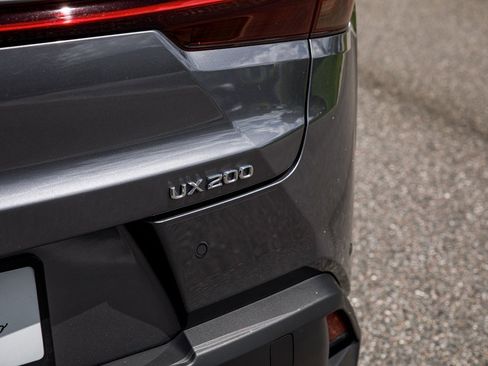 Used 2019 Lexus UX 200 image 9